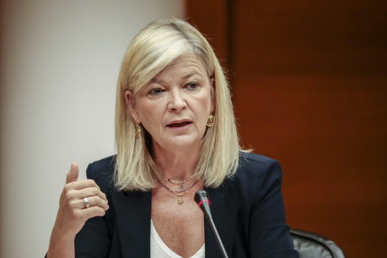 Multa de 3.900 euros i tres anys d’allunyament per injúries a la exconsellera Bravo