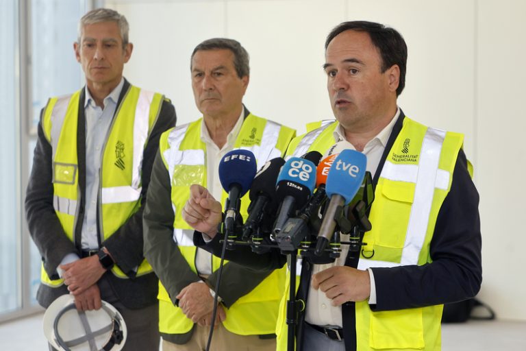 Pérez Llorca urgix als sindicats a evitar una vaga educativa al maig pels exàmens
