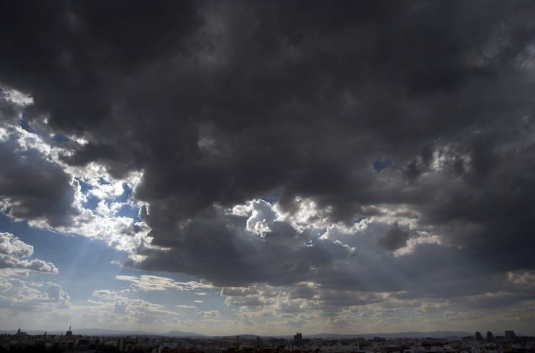Cel nuvolós i lleuger repunt de temperatures a l’interior per a tancar abril en la Comunitat