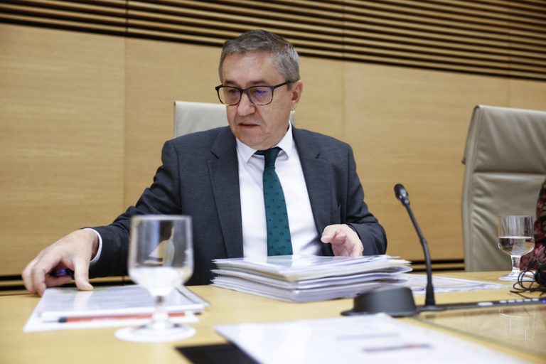 El Consell obri la negociació per a implantar la jornada de 35 hores en 2027