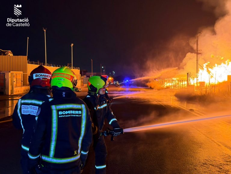 Els bombers intenten frenar l’avanç de l’incendi industrial en un desballestament d’Onda