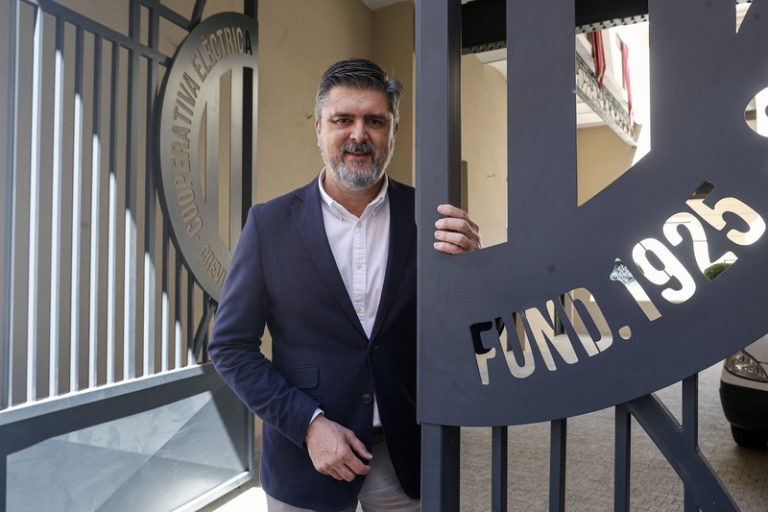 Enercoop accelera la seua transformació en comunitat energètica amb microplantes solars urbanes