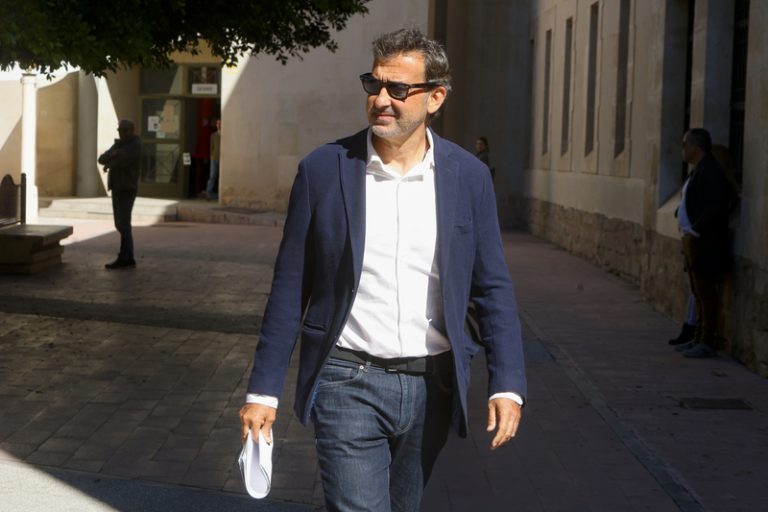El tècnic que va adjudicar una vivenda pública a la seua parella admet l’error davant la jutge