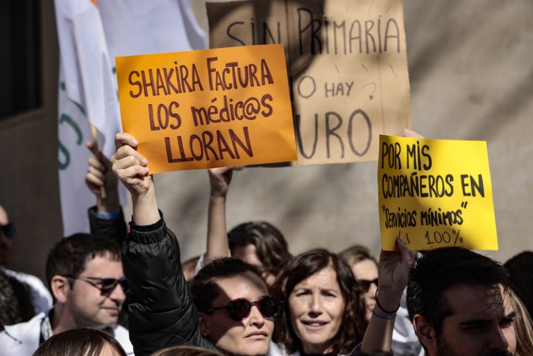 Els sindicats mèdics convoquen un nou atur setmanal davant el bloqueig amb Sanitat