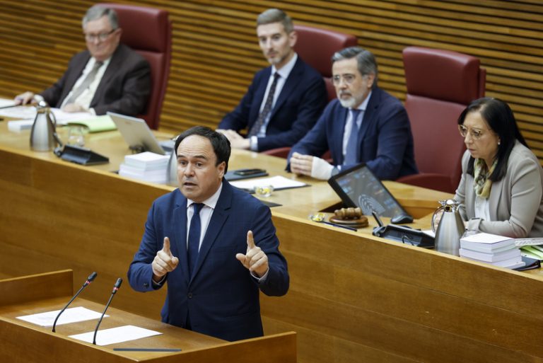 Pérez Llorca afrontarà en Les Corts una sessió de control centrada en la seua gestió i en la immigració
