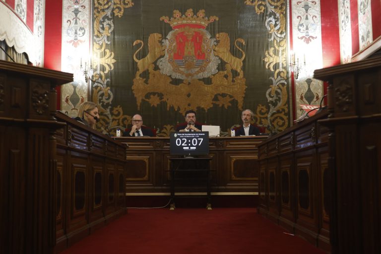 El ple d’Alacant tomba les propostes de Vox i PP sobre prioritat nacional i immigració