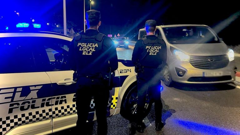 Detinguts dos jóvens a Elx per atacar amb un matxet a un home en la cua d’un menjador social
