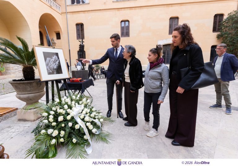 Gandia acomiada entre aplaudiments i emoció a l’escriptor i poeta Josep Piera