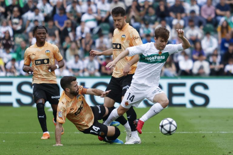Empat sense gols al descans entre Elx i València en un derbi molt igualat