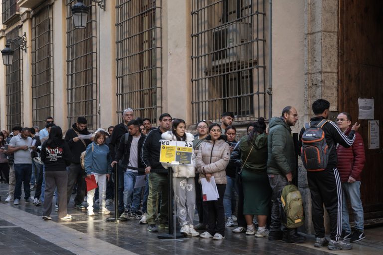 Les ONG reclamen calma als migrants davant els dubtes per la regularització expressa