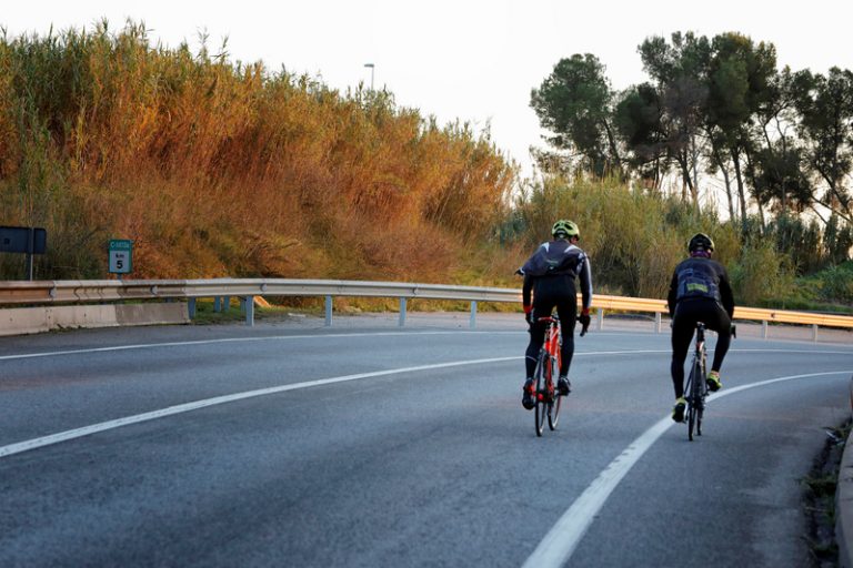 Els tres ciclistes irlandesos atropellats a Orihuela seguixen ingressats en hospitals d’Alacant