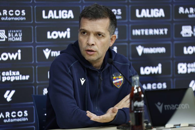 Luís Castro alerta sobre l’Espanyol i reivindica la reacció del Llevant