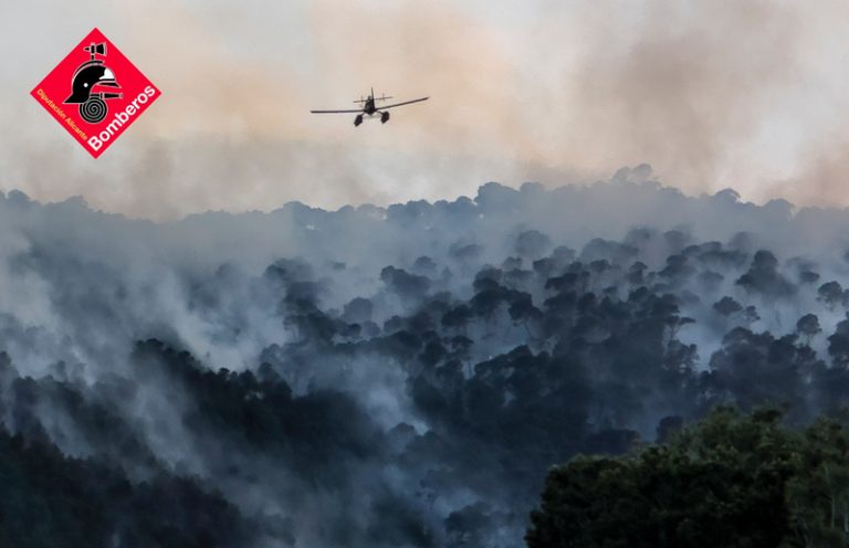 L’incendi forestal de Tibi evoluciona de manera favorable amb el suport de mitjans aeris