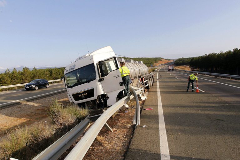 Un camió cremant provoca dos quilòmetres de retencions en l’AP-7 a Almenara