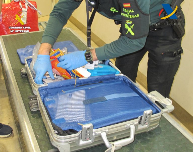 Presó per a un passatger detingut en l’aeroport de València amb 4 quilos de cocaïna en la maleta