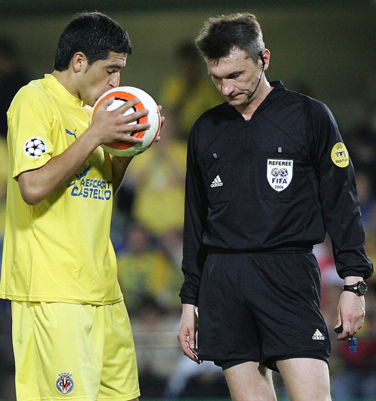 Vint anys del penal fallat de Riquelme que va deixar al Vila-real sense final de Champions