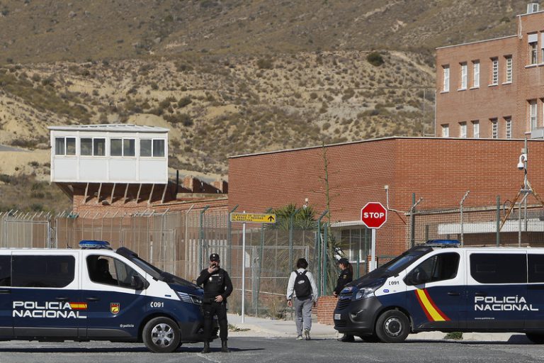 Un intern de Fontcalent provoca un incendi en la seua cel·la i ha de ser assistit