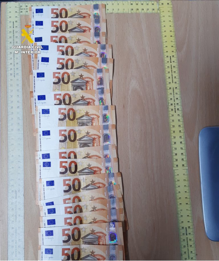 Detinguts a Vinaròs per traure 1.000 euros amb la targeta robada al seu company de pis
