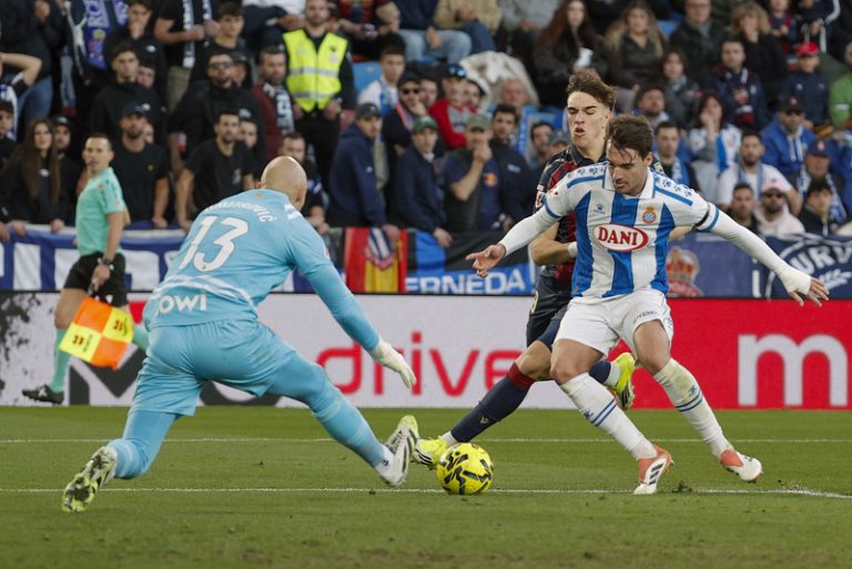 Espanyol i Llevant es mesuren en un dol clau per la permanència