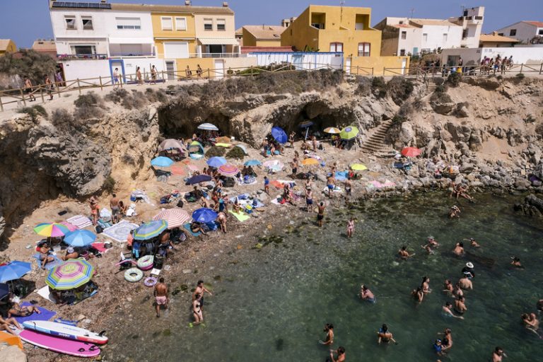 Els veïns de Tabarca fan el primer pas perquè l’illa siga entitat local menor