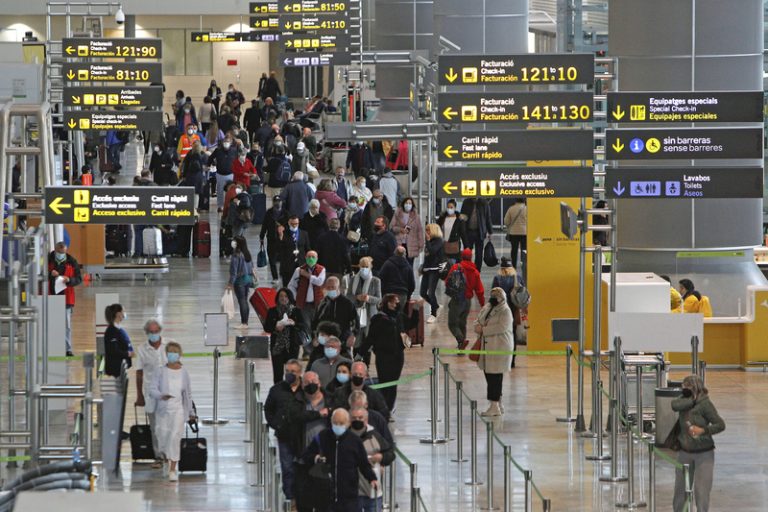 Detingut en l’aeroport d’Alacant-Elx amb 3,5 quilos de cocaïna ocults en una maleta