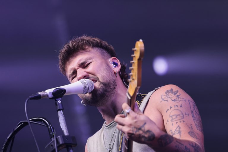 Dani Fernández ajorna concerts després de ser operat d’una lesió en el muscle