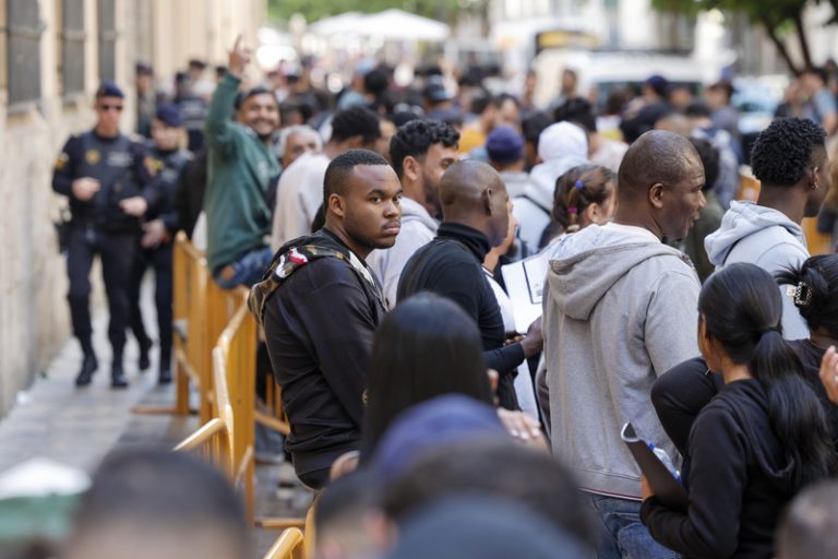 Cues, por i il·lusió a València davant l’inici de la regularització extraordinària de migrants