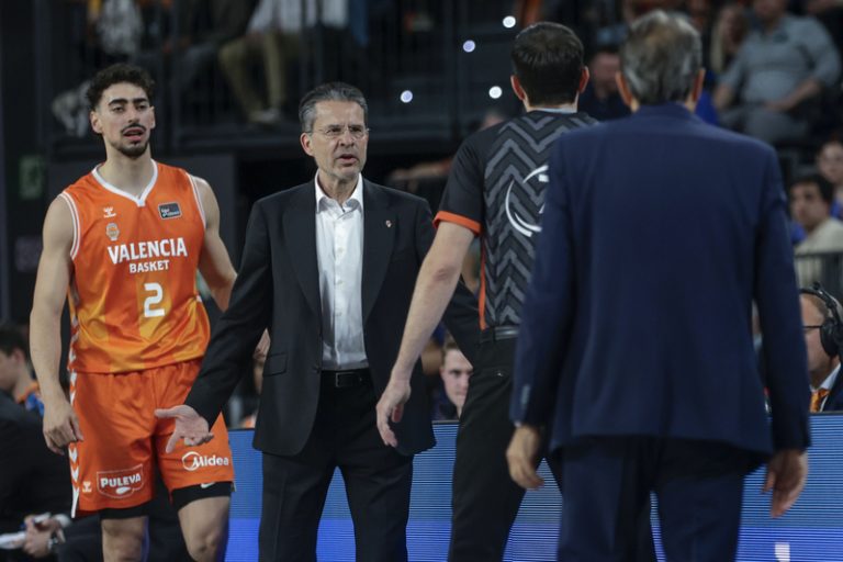 Pedro Martínez ressalta la victòria coral del València Basket davant el Riu Breogán