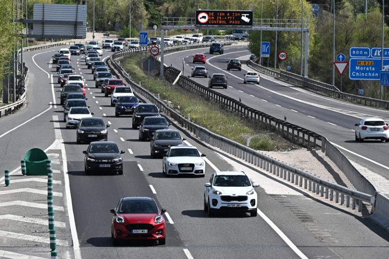 Primeres retencions en les eixides de les grans ciutats pel pont de maig