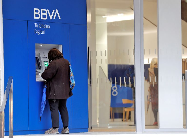 Detingut un home per estafar fins a 60.000 euros a un ancià mitjançant extraccions bancàries a Turís
