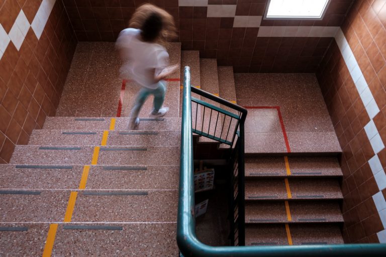 En llibertat amb càrrecs la mare detinguda per agredir a una professora a Elda
