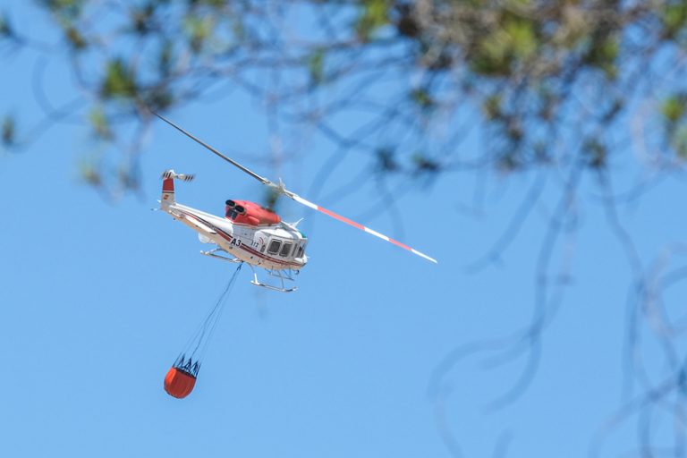 Incendi forestal en les faldes del Maigmó mobilitza nombrosos mitjans a Tibi