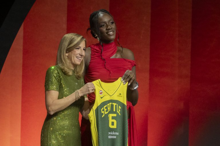 Awa Fam, la número 3 del draft WNBA que desafia a la seua generació