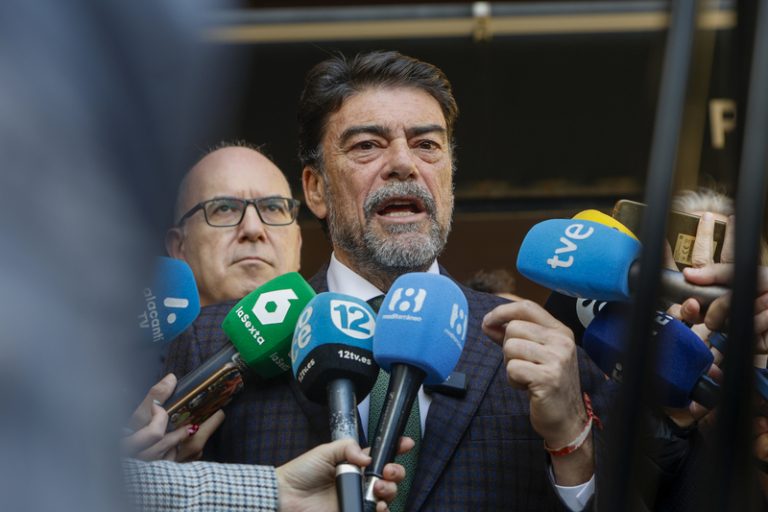 Barcala veu lògiques les citacions per les vivendes públiques i el PSOE afirma que la Justícia assenyala al seu entorn
