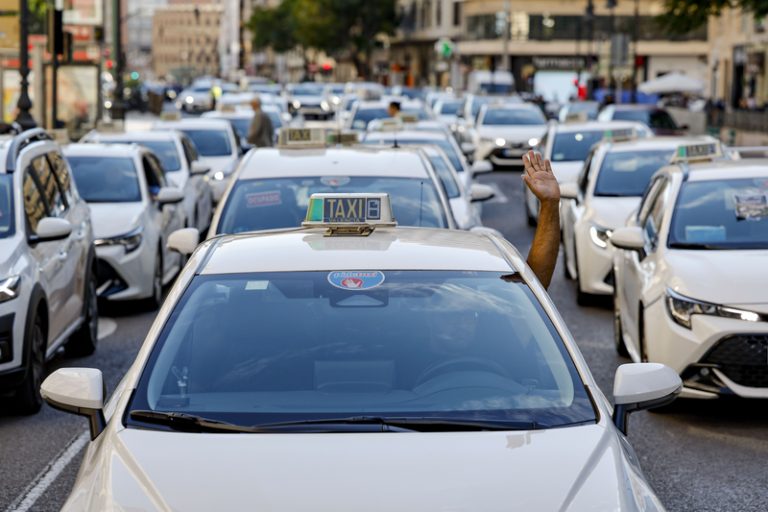 El taxi torna als carrers amb tres jornades de protestes en la Comunitat Valenciana