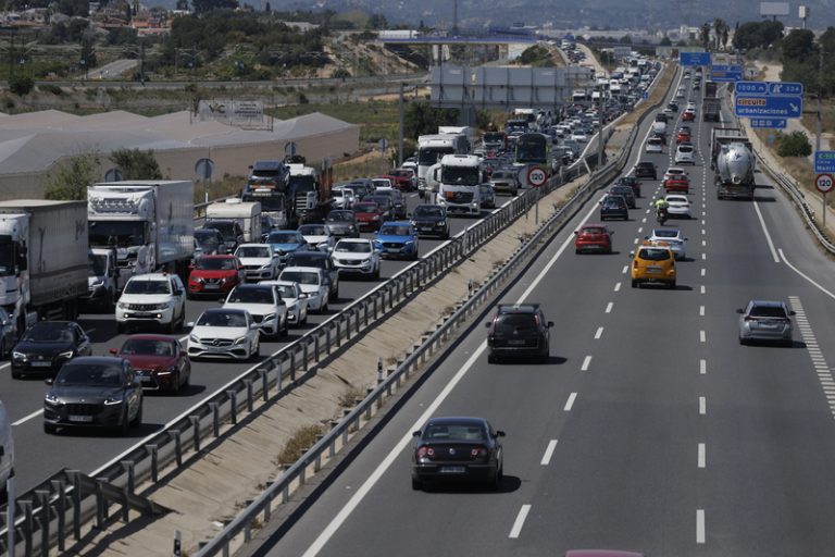 Quinze quilòmetres de retenció en l’A-3 a Requena en el retorn de Setmana Santa