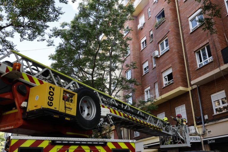 Un home atés per inhalació de fum després d’un incendi en una vivenda d’Alcoi