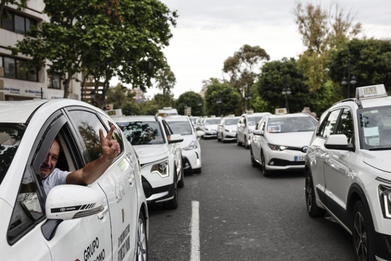 Els taxistes valencians redoblen les protestes i acusen el Consell de precarizar els servicis públics