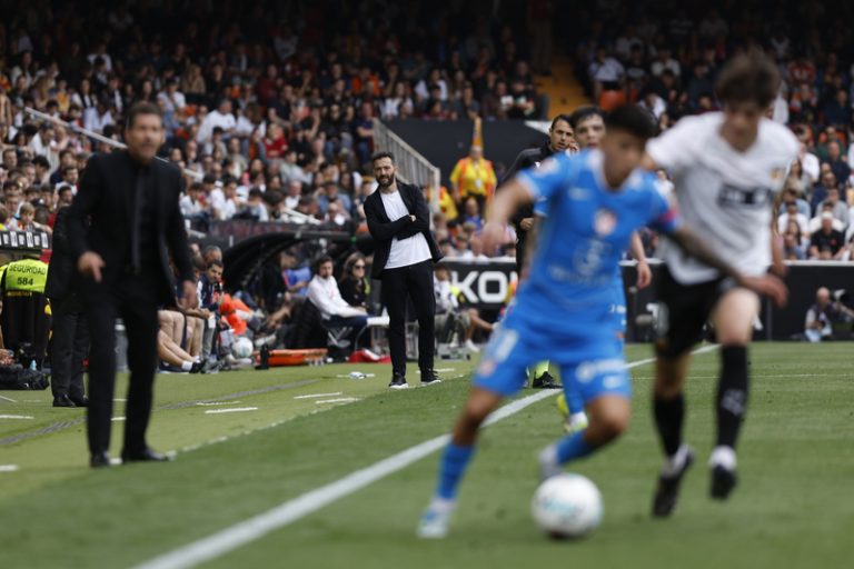 Corberán assumix la superioritat de l’Atlètic després de la derrota del València a Mestalla