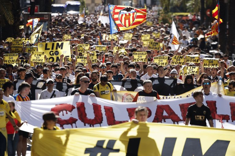 Milers de valencianistes marxen contra la gestió de Lim i assenyalen a les autoritats locals