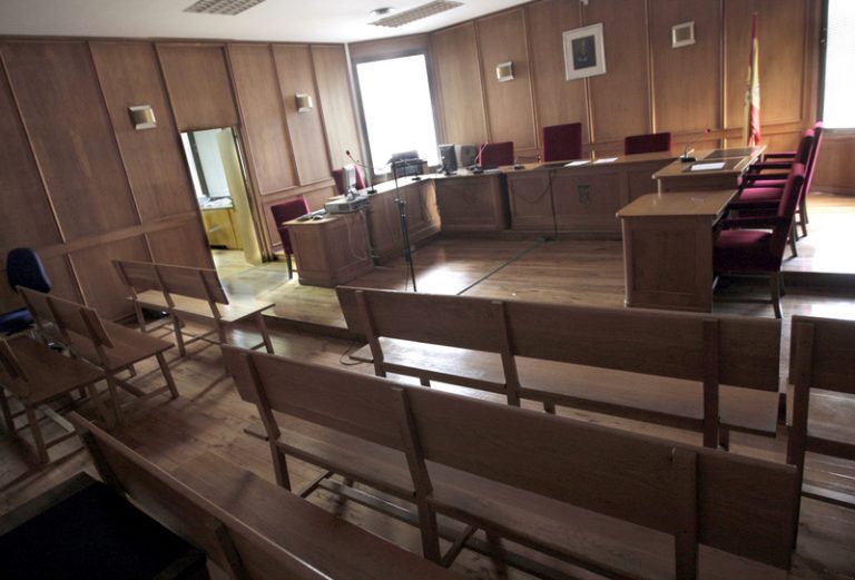 Demanen 12 anys i 8 mesos de presó a un home per intentar matar a la seua exparella a Alacant