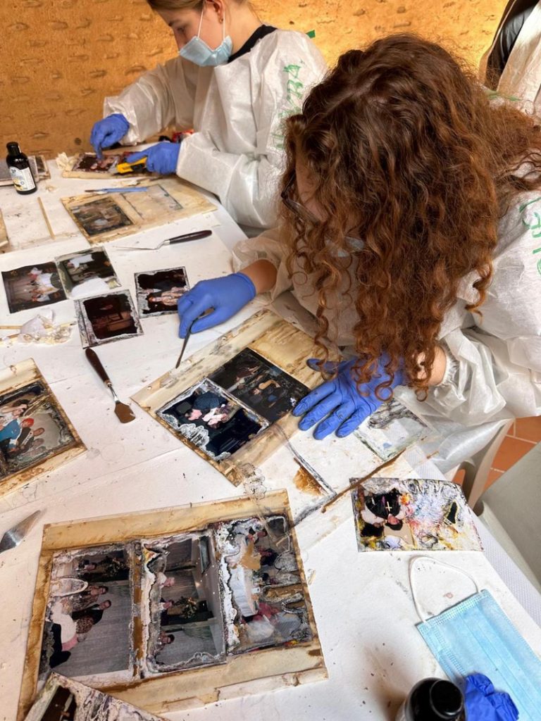 La Generalitat afronta la fase final de Salvem els Fotos per a rescatar 800.000 imatges danyades per la dana