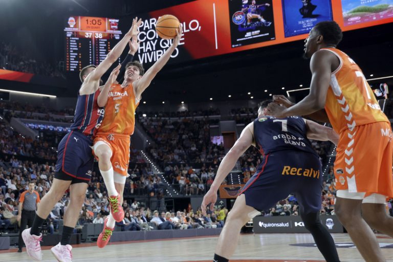 El Baskonia assalta el Roig Arena i s’enganxa a la lluita per la zona alta