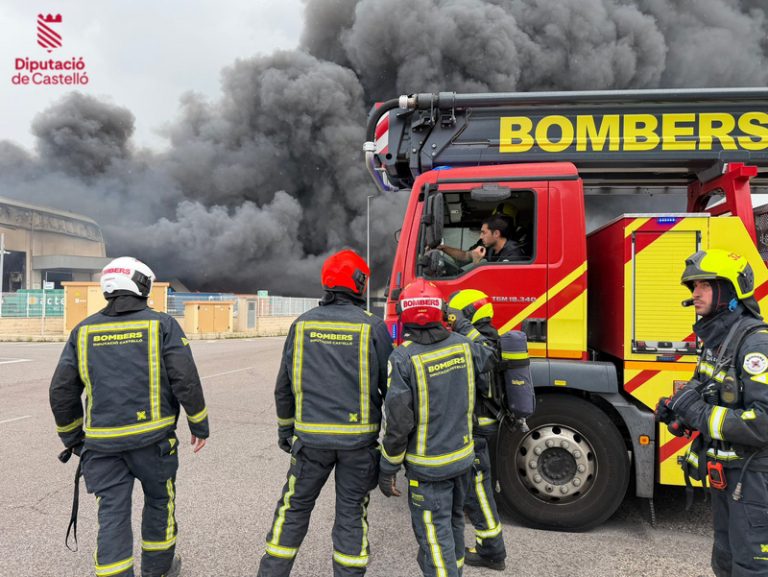 Desallotgen diverses empreses per un incendi en una nau industrial de Vall d’Alba sense ferits