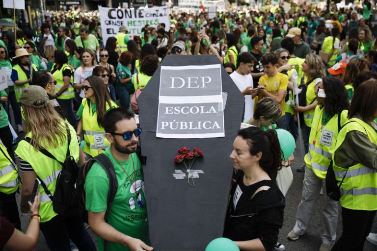 La vaga docent en l’educació pública arranca amb un seguiment del 24%