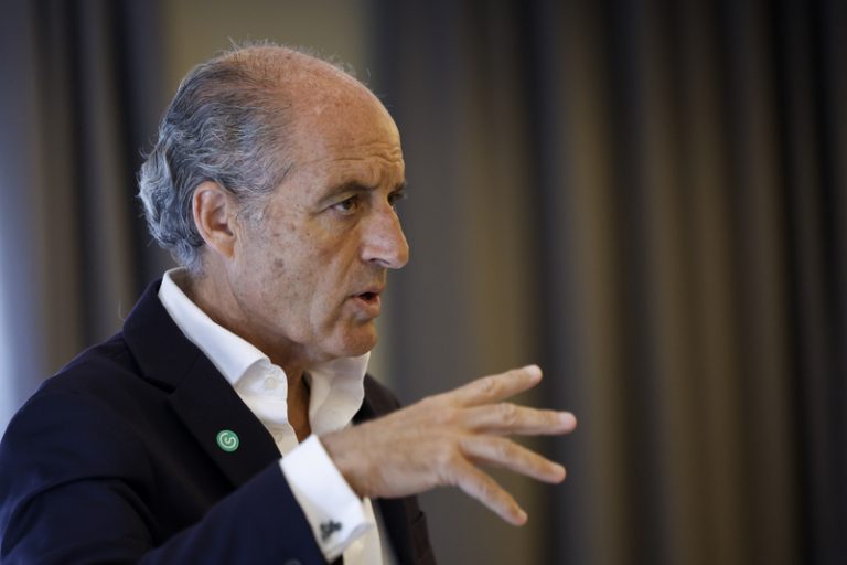 Camps celebra els congressos territorials del PP malgrat el retard en la Comunitat Valenciana