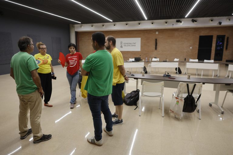 Ortí es nega a reobrir la negociació salarial i obliga els sindicats a desallotjar la Conselleria