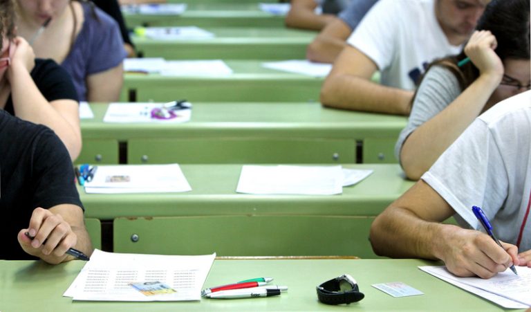 Universitats reforcen la vigilància per a frenar el plagi amb IA en els exàmens