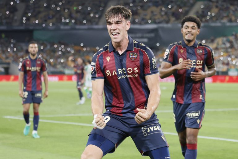 Carlos Espí celebra la permanència del Llevant com el millor moment de la seua carrera