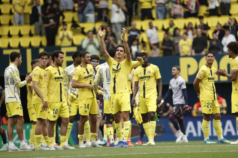 El Vila-real festeja el seu passe a la Champions amb una volta d’honor i una graderia entregada
